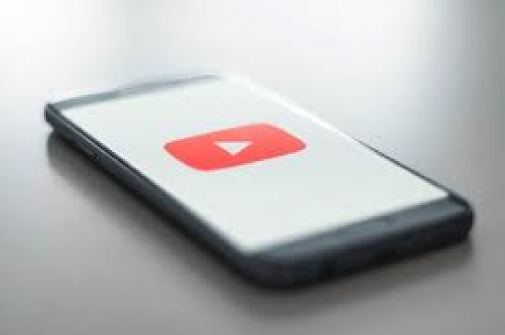 Un copil de 9 ani a ajuns la spital, după ce a imitat un experiment văzut pe YouTube